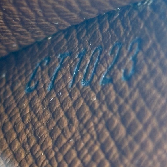 Louis Vuitton Etui Momogram Case - Picture 14 of 14